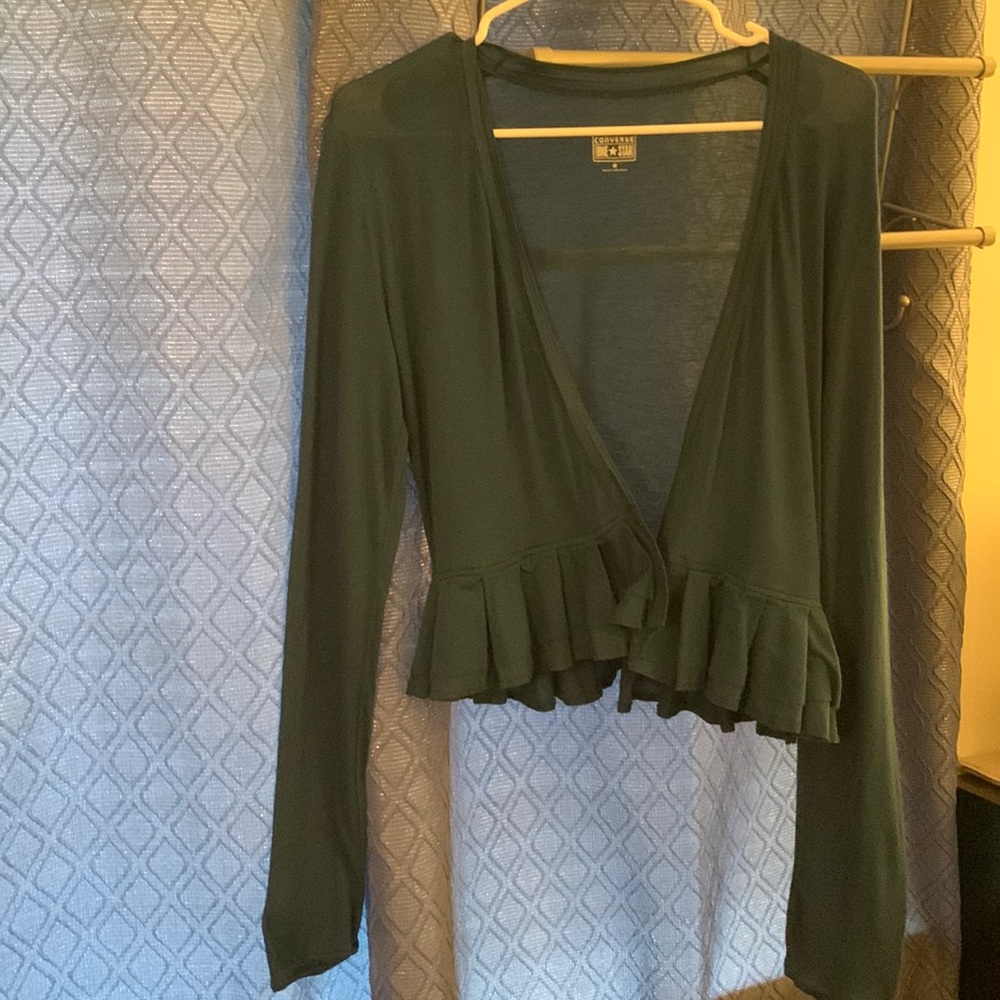 Converse one star size medium, women’s pleaded shawl with sleeves.